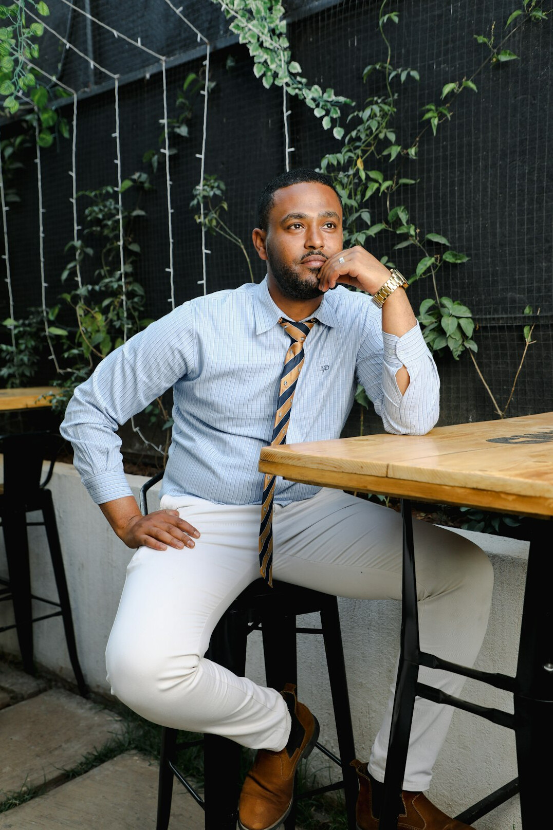 Uruguayan male editor in his 40s wearing business casual clothing