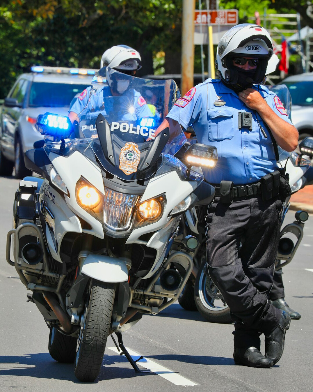 police arresting shoplifters